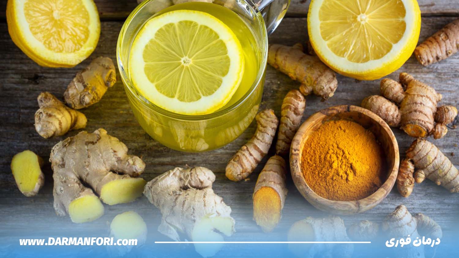 چای زنجبیل طبیعی روی میز چوبی