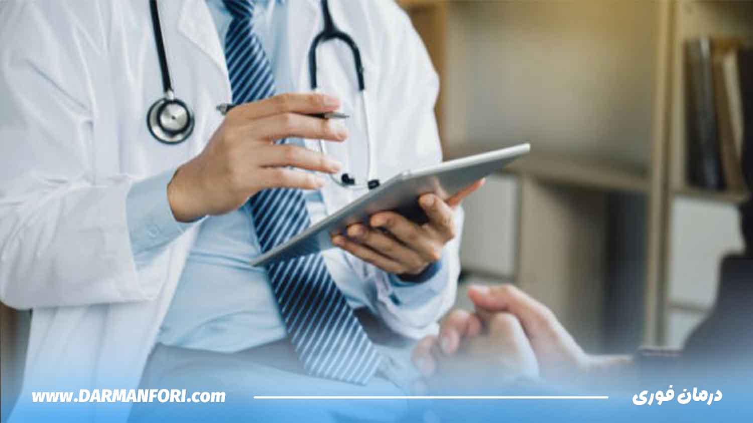 بهترین دکتر هموروئید در حال معاینه بیمار بواسیر